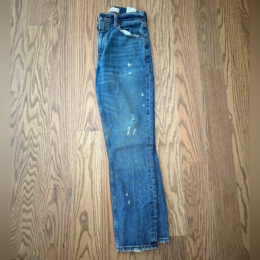ABERCOMBIE - High Rise Mom Jean, distressed with white “paint” marks
